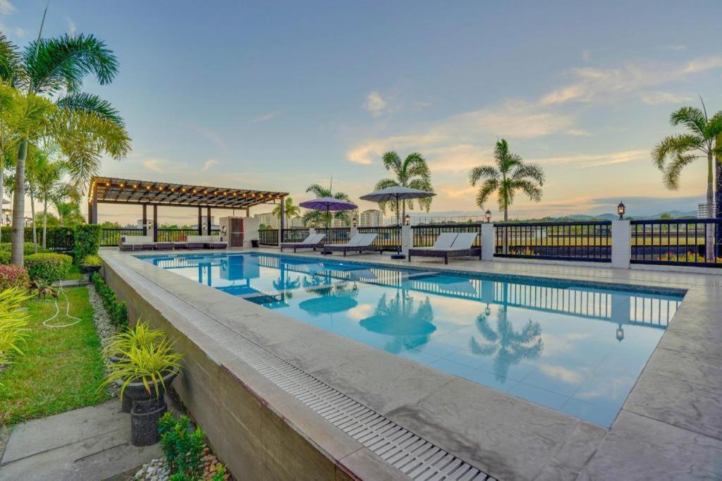 The Mansion Hotel Mabalacat Exterior foto