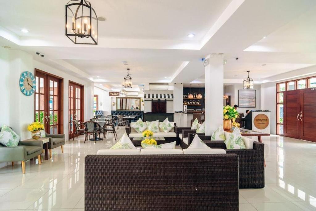 The Mansion Hotel Mabalacat Exterior foto